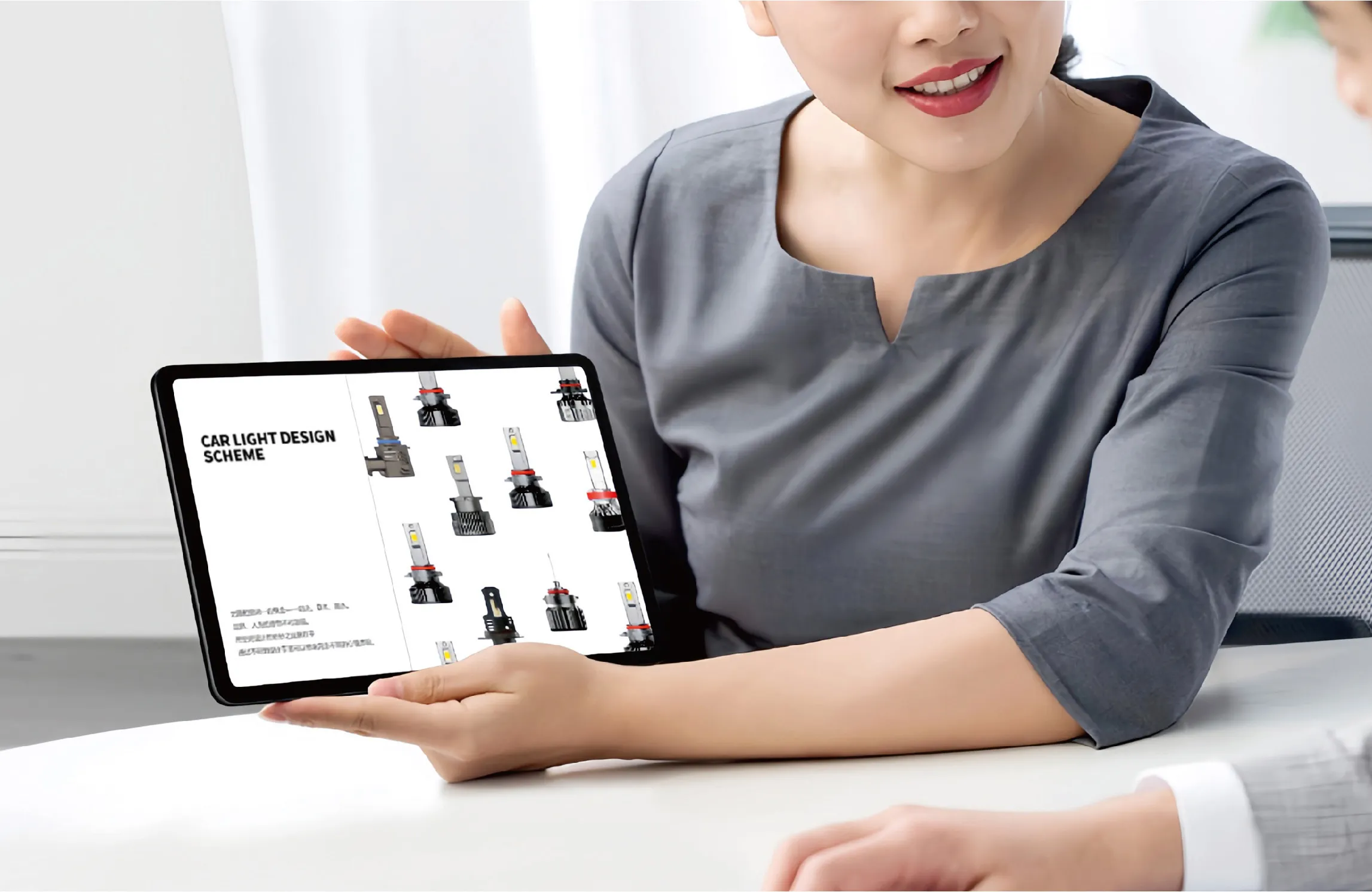 绿城照明营销代表展示车用照明产品
